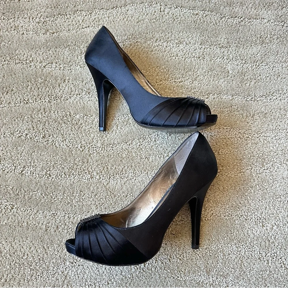 Pelle Moda Lynn Silk Peep Toe Pleated Crystal Platform Heel Pumps Black Size 8.5